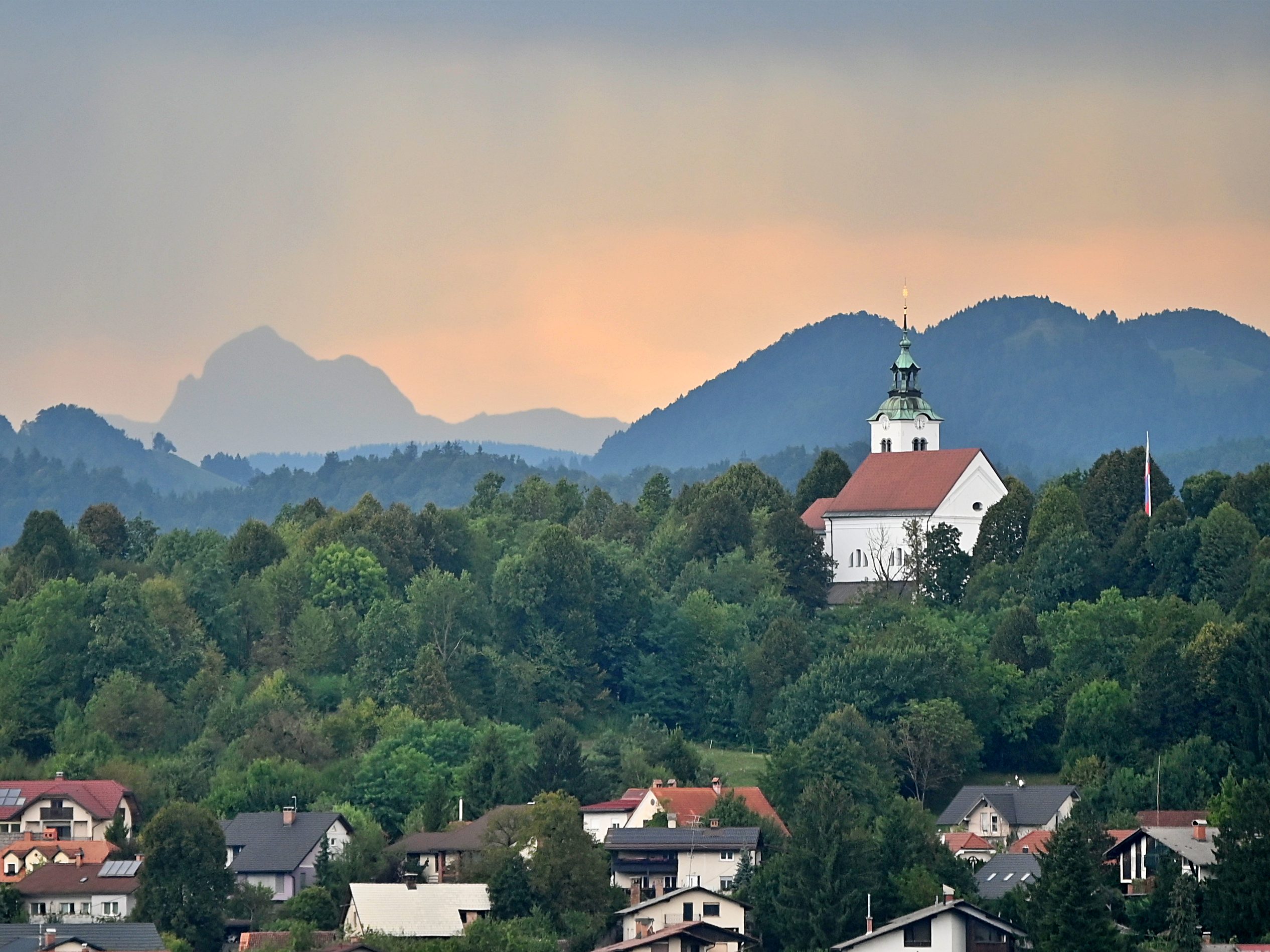 Cerkev_sv_Trojice_zunanjost_Triglav_01